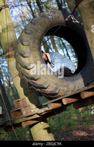 Haltern am See, germania, martedì 21 aprile 2020 kletterwald uomo solo modellando covid-19 stagione stampe di fondo Foto Stock