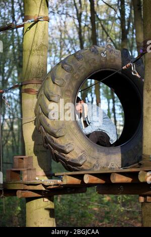 Haltern am See, germania, martedì 21 aprile 2020 kletterwald uomo solo modellando covid-19 stagione stampe di fondo Foto Stock