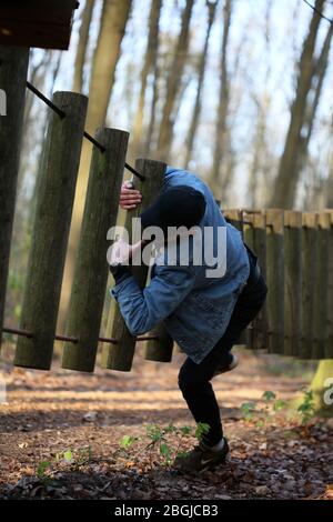 Haltern am See, germania, martedì 21 aprile 2020 kletterwald uomo solo modellando covid-19 stagione stampe di fondo Foto Stock