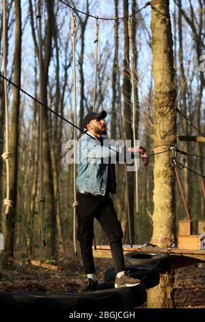 Haltern am See, germania, martedì 21 aprile 2020 kletterwald uomo solo modellando covid-19 stagione stampe di fondo Foto Stock