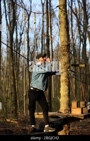 Haltern am See, germania, martedì 21 aprile 2020 kletterwald uomo solo modellando covid-19 stagione stampe di fondo Foto Stock