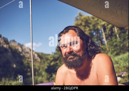 Ritratto di un turista maschio barbuto in una fermata Foto Stock