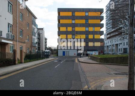 Yellow Black Affordable Housing Tarling Estate, Tarling Street, Londra, E1 by Stock Woolstencroft Foto Stock