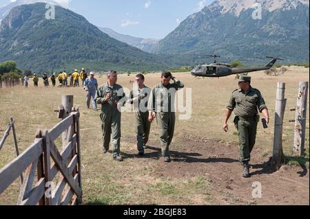 Junín de los Andes, Argentina - 14 gennaio 2014: Soldati dell'esercito argentino e vigili del fuoco delle foreste dopo aver combattuto gli incendi nelle montagne vicine di Foto Stock