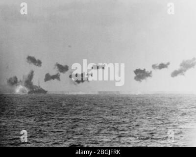 HMAS Arunta (I30) è quasi mancato da un kamikaze nel gennaio 1945. Foto Stock