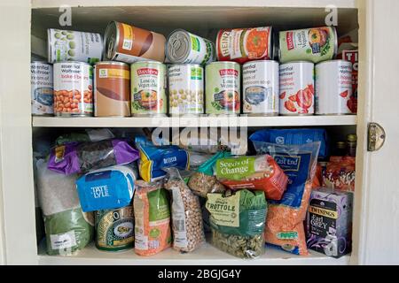 Conserve e pacchetti di cibo essiccato, barattoli di prodotti immagazzinati in armadio, stoccaggio a causa del coronavirus corvid 19 pandemic lockdown London UK Foto Stock