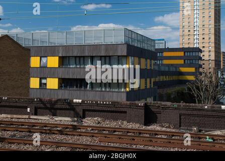 Yellow Black Affordable Housing Tarling Estate, Tarling Street, Londra, E1 by Stock Woolstencroft Foto Stock