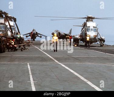 HMS Invincible (R05) ponte di volo con Sea Kings e Sea Harriers 1990. Foto Stock