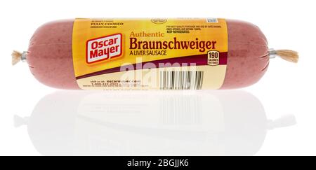 Winneconne, WI - 17 aprile 2020: Un pacchetto di salsiccia di fegato Oscar Mayer braunschweiger su uno sfondo isolato. Foto Stock