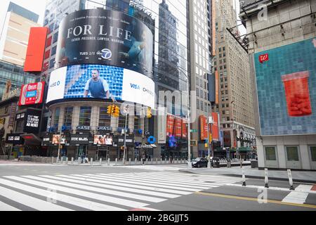 New York, New York, Stati Uniti. 17 Aprile 2020. Times Square a un punto di sosta. Con l'aumento del numero di vittime dello stato di New York a causa dell'epidemia di coronavirus, i newyorkesi continuarono a combattere contro il COVID-19 attraverso l'isolamento sociale e l'autoquarantena, rendendo le strade e le aree pubbliche tipicamente trafficate della città silenziose. Credit: Jodi Jones/ZUMA Wire/Alamy Live News Foto Stock