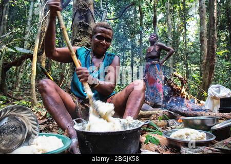 Tribù dei Pigmy nella riserva forestale di DZANGA-Sanha, REPUBBLICA CENTRAFRICANA Foto Stock