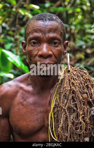 Tribù dei Pigmy nella riserva forestale di DZANGA-Sanha, REPUBBLICA CENTRAFRICANA Foto Stock