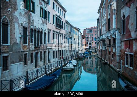 Stretto canale di Venezia dopo il tramonto Foto Stock