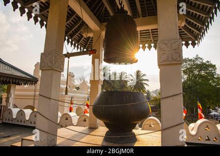 Campana al santuario del santo dente reliquia in Kandy / Sri Lanka Foto Stock