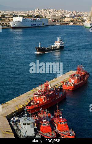 Barche a fuoco nel porto del Pireo, Atene, Grecia, Europa Foto Stock