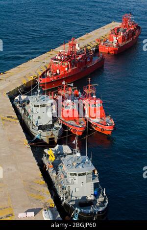 Barche a fuoco nel porto del Pireo, Atene, Grecia, Europa Foto Stock