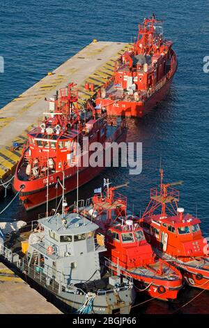 Barche a fuoco nel porto del Pireo, Atene, Grecia, Europa Foto Stock
