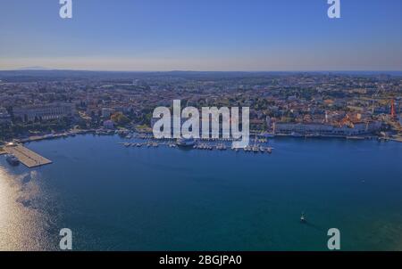 Porto turistico e porto di Pola, Croazia Foto Stock