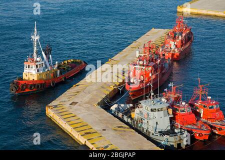 Barche a fuoco nel porto del Pireo, Atene, Grecia, Europa Foto Stock