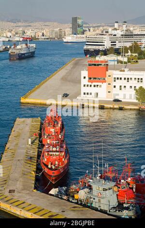 Barche a fuoco nel porto del Pireo, Atene, Grecia, Europa Foto Stock