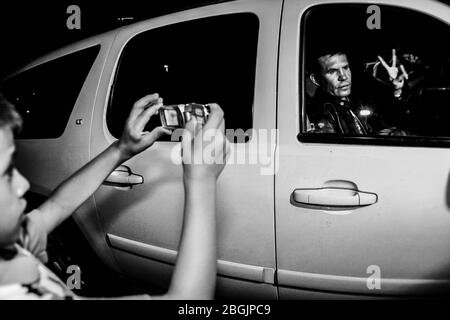 Julio Cesar Chavez, ex campeón mexicano de box en su llegada durante la noche al aeropuerto Internacional de Hermosillo. (Foto: Luis Gutierrez) Foto Stock