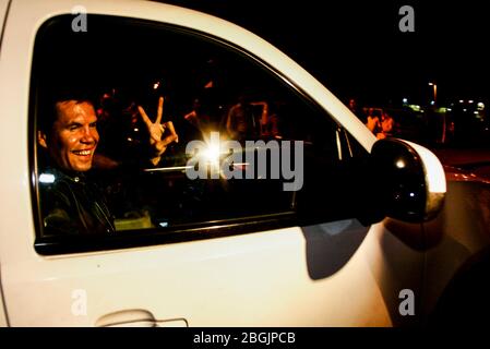 Julio Cesar Chavez, ex campeón mexicano de box en su llegada durante la noche al aeropuerto Internacional de Hermosillo. (Foto: Luis Gutierrez) Foto Stock