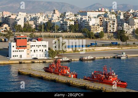 Barche a fuoco nel porto del Pireo, Atene, Grecia, Europa Foto Stock