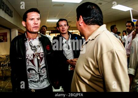 Julio Cesar Chavez, ex campeón mexicano de box en su llegada durante la noche al aeropuerto Internacional de Hermosillo. (Foto: Luis Gutierrez) Foto Stock