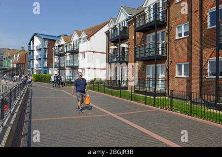 Una passeggiata a passo lungo il lungofiume del fiume Arun a Littlehampton, West Sussex, UK Foto Stock