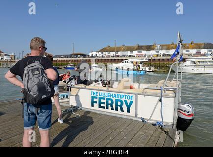 Il traghetto Littlehampton attraversa il fiume Arun a Littlehampton, West Sussex, Regno Unito, a poche centinaia di metri a monte del mare Foto Stock