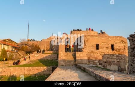 Ankara/Turchia-Febbraio 17 2019: Persone che godono sulla cima del Castello di Ankara Foto Stock