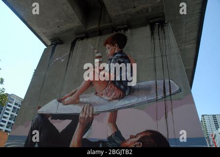 Murale sotto il ponte ferroviario che attraversa il fiume Brisbane, Brisbane, Queensland, Australia. Foto Stock