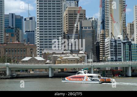 City Cat verso valle sul fiume Brisbane, Brisbane, Queensland, Australia. Foto Stock