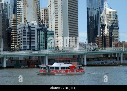 City Hopper dirigendosi a valle sul Fiume Brisbane, Brisbane, Queensland, Australia. Foto Stock