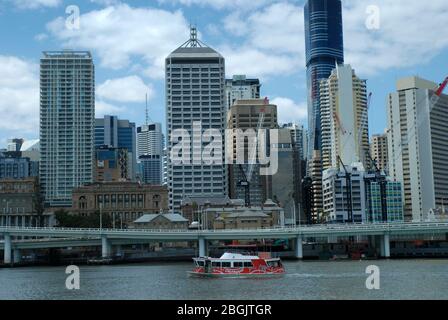 City Hopper dirigendosi a valle sul Fiume Brisbane, Brisbane, Queensland, Australia. Foto Stock