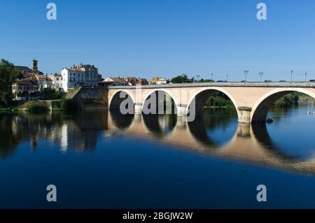 Il Vieux Pont (Ponte Vecchio) sul fiume Dordogna a Bergerac, Francia. Foto Stock