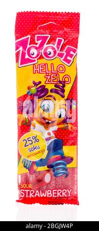 Winneconne, WI - 21 aprile 2020: Un pacchetto di Zozole Sour Spille caramelle su uno sfondo isolato. Foto Stock