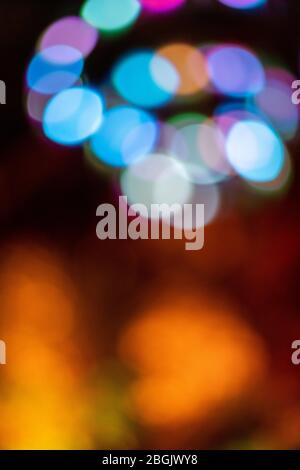 Luci colorate sul bokeh di notte con uno sfondo caldo Foto Stock