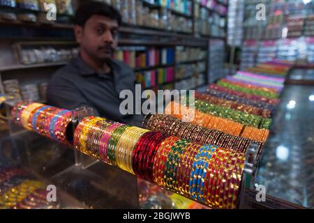 Tradizionale negozio di Bangles colorato a Varanasi, India Foto Stock