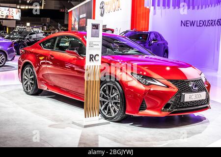 Bruxelles, Belgio, 2020 gennaio rosso LEXUS RC 300h ibrido PROGETTATO PER PURO DIVERTIMENTO al Salone di Bruxelles, prodotto dal costruttore giapponese di automobili Lexus Foto Stock