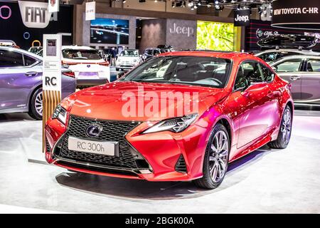 Bruxelles, Belgio, 2020 gennaio rosso LEXUS RC 300h ibrido PROGETTATO PER PURO DIVERTIMENTO al Salone di Bruxelles, prodotto dal costruttore giapponese di automobili Lexus Foto Stock