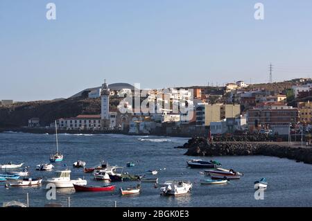 Panoramica del porto di pesca di la candelaria (Tenerife) con la Basilica di nostra Signora di Candelaria sullo sfondo durante le festività di agosto Foto Stock