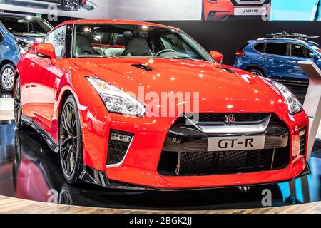 Bruxelles, Belgio, 09 gennaio 2020: Rosso metallizzato Nissan GT-R al Salone di Bruxelles, veicolo 2 porte 2+2 ad alte prestazioni prodotto dalla Nissan Foto Stock