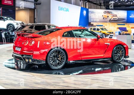 Bruxelles, Belgio, 09 gennaio 2020: Rosso metallizzato Nissan GT-R al Salone di Bruxelles, veicolo 2 porte 2+2 ad alte prestazioni prodotto dalla Nissan Foto Stock