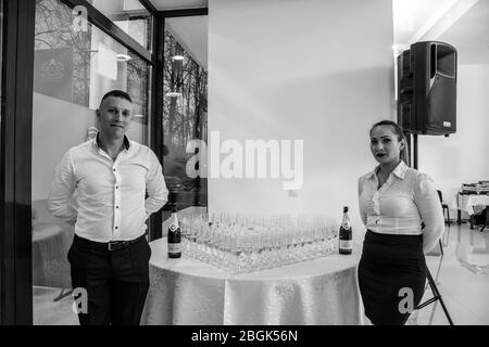 Bals / Romania / 27 dicembre 2018: Bicchieri di champagne sul tavolo all'ingresso della sala per matrimoni Foto Stock