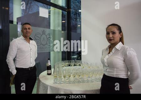 Bals / Romania / 27 dicembre 2018: Bicchieri di champagne serviti all'ingresso del matrimonio da due camerieri Foto Stock