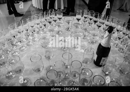 Bals / Romania / 27 dicembre 2018: Disposizione simmetrica dei bicchieri di champagne sul tavolo al matrimonio in bianco e nero Foto Stock