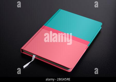 Notebook con pianificatore giornaliero chiuso e copertura di oggetti intelligenti su sfondo nero scuro Foto Stock