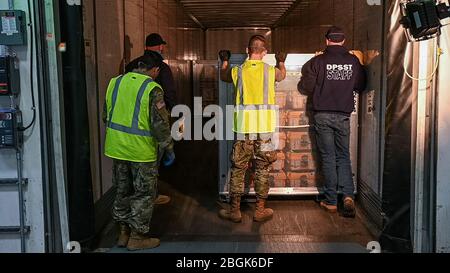 I soldati della Guardia Nazionale dell'Oregon Army, insieme al personale del Dipartimento per gli standard e la formazione di pubblica sicurezza (DPSST), caricano 140 ventilatori dell'Oregon su un camion per la spedizione a New York., 6 aprile 2020. (Foto della Guardia Nazionale dell'Oregon Army di Sgt. Prima Classe Zachary Holden, Oregon Military Department Public Affairs) Foto Stock