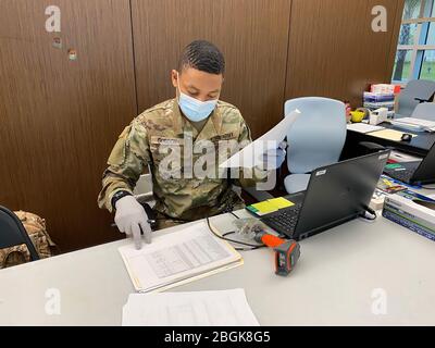 Il personale medico della Guardia Nazionale dell'Esercito degli Stati Uniti con la Guardia Nazionale della Carolina del Sud, sotto la forza di lavoro congiunta 59, fornisce un pre-screening medico ai soldati della Guardia Nazionale dell'Esercito degli Stati Uniti che iniziano il servizio 20 aprile 2020 alla base della Guardia Nazionale congiunta di McEntyre, Carolina del Sud. Il pre-screening medico fa parte delle misure adottate per limitare l'esposizione del COVID-19 ai membri del servizio e proteggere la salute della forza. La Guardia Nazionale della Carolina del Sud rimane pronta a sostenere le contee, le agenzie locali e statali e i soccorritori con le risorse richieste per tutto il tempo necessario a sostegno del CO Foto Stock